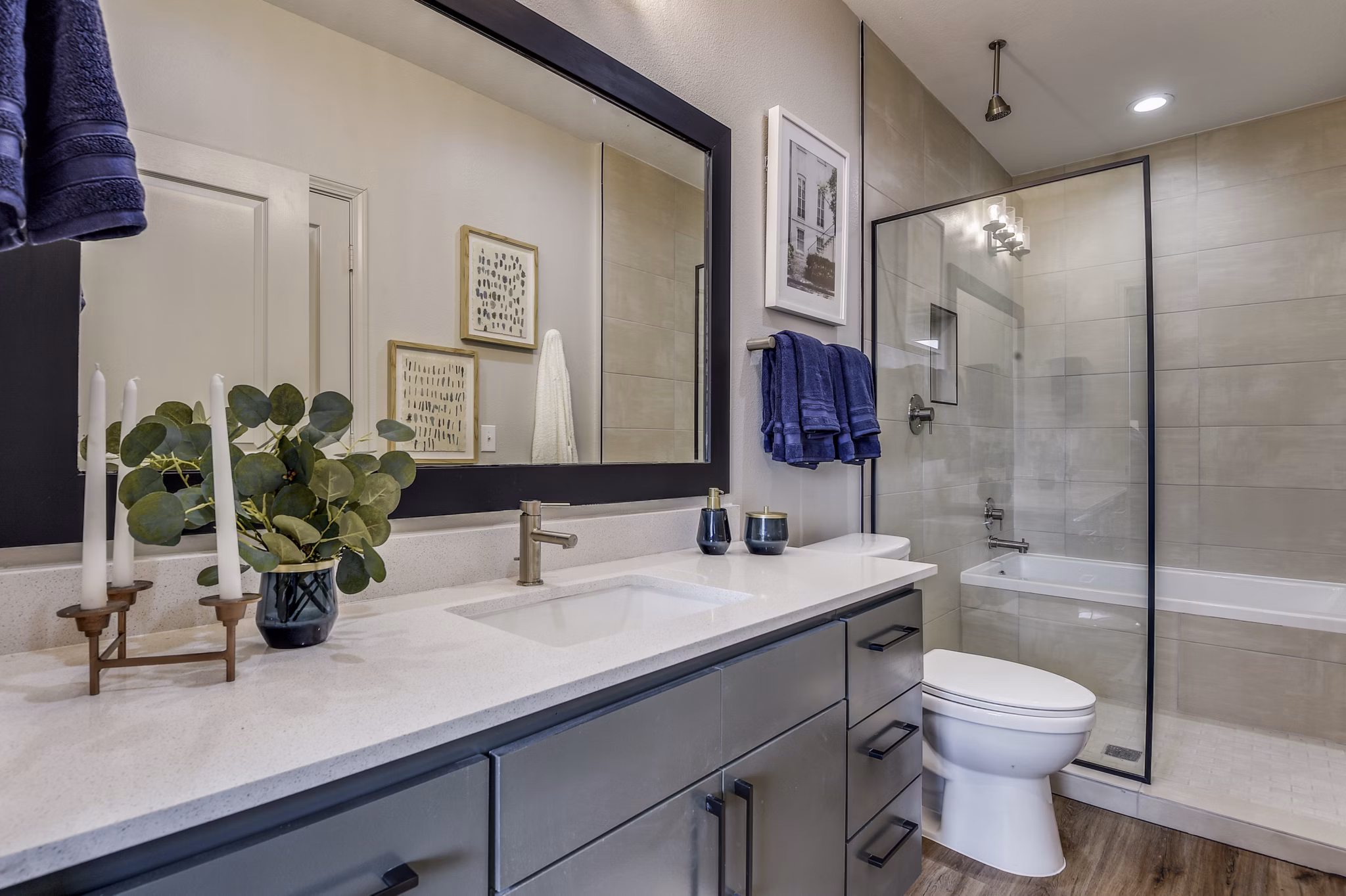 bathroom at La Maison River Oaks Apartments