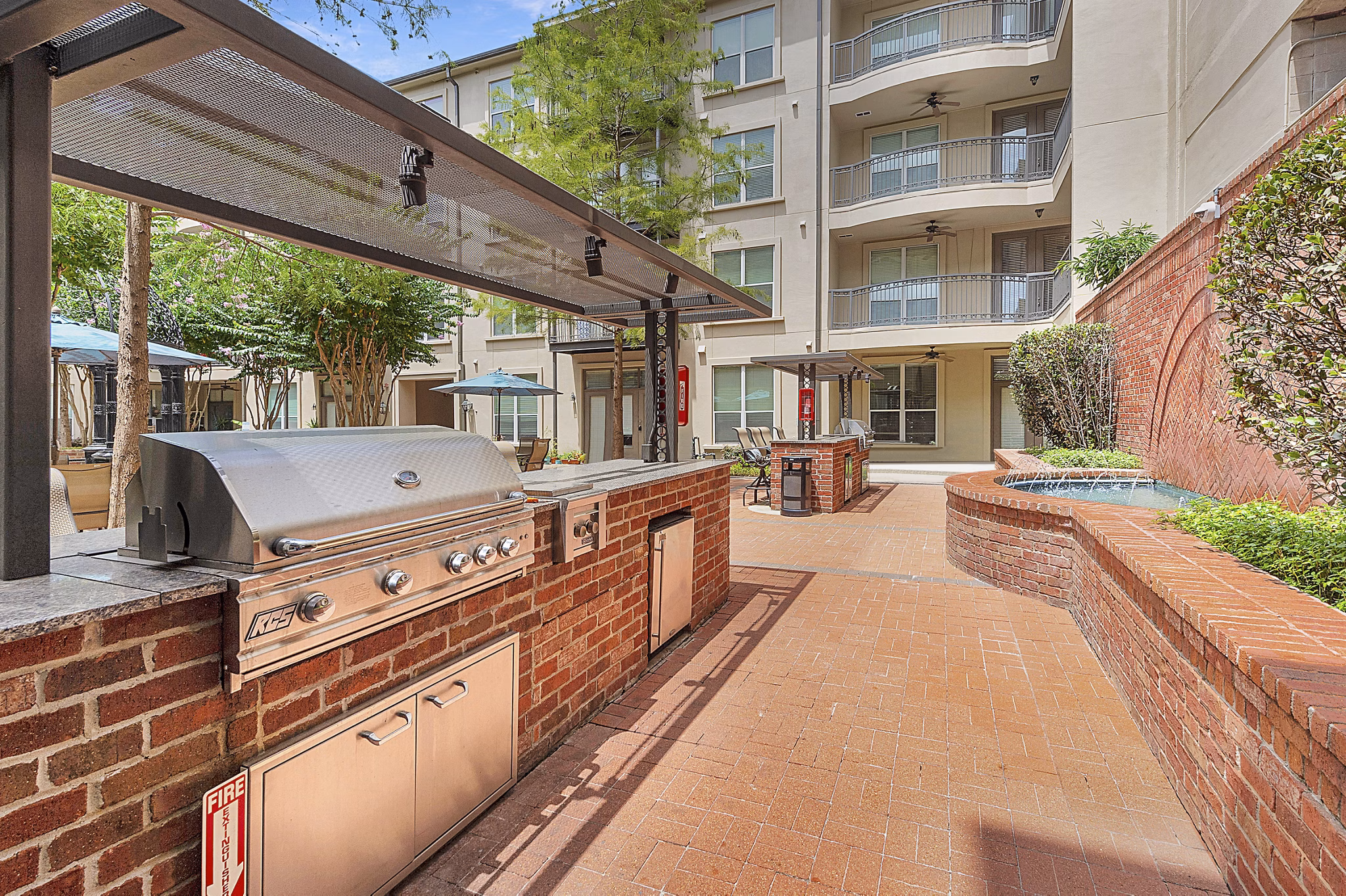 grill area/patio at La Maison River Oaks Apartments