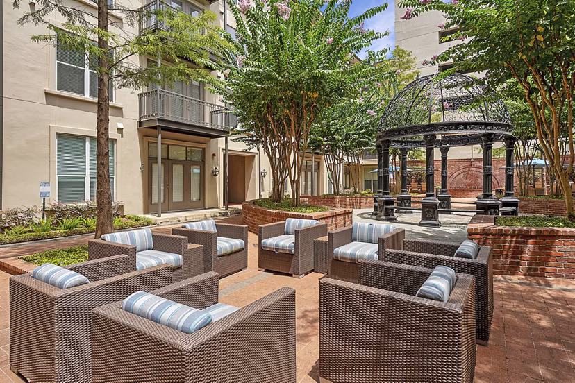 patio at La Maison River Oaks Apartments
