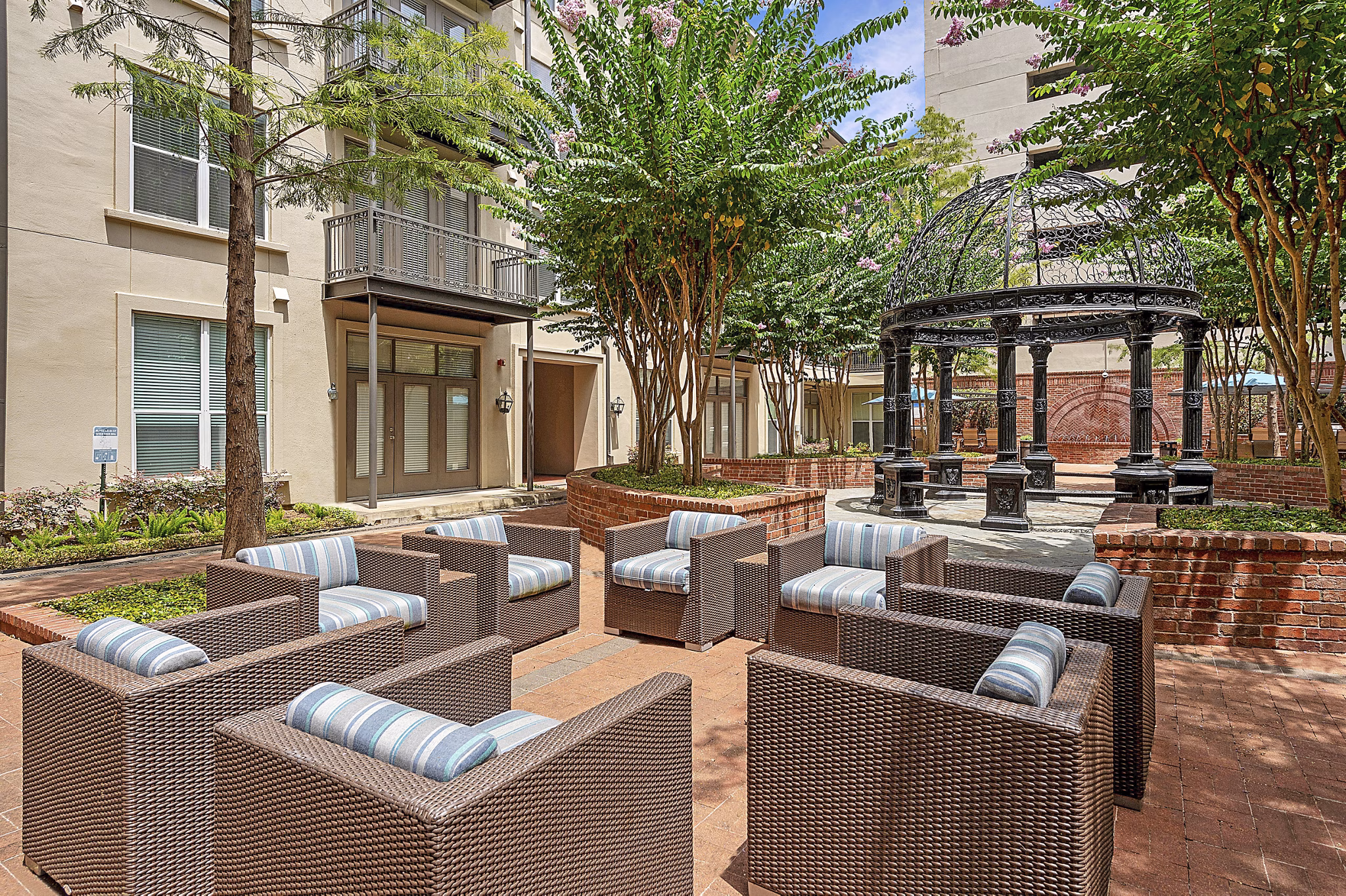 patio at La Maison River Oaks Apartments