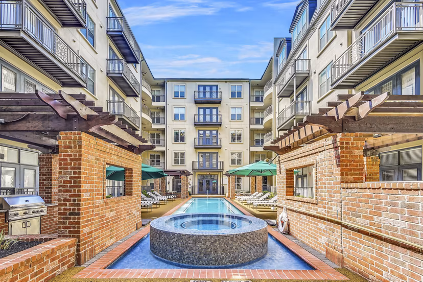 pool at La Maison River Oaks Apartments