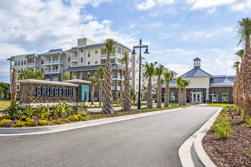 Bridgeside at Patriots Point: Elegant of luxury apartments in scenic waterfront setting