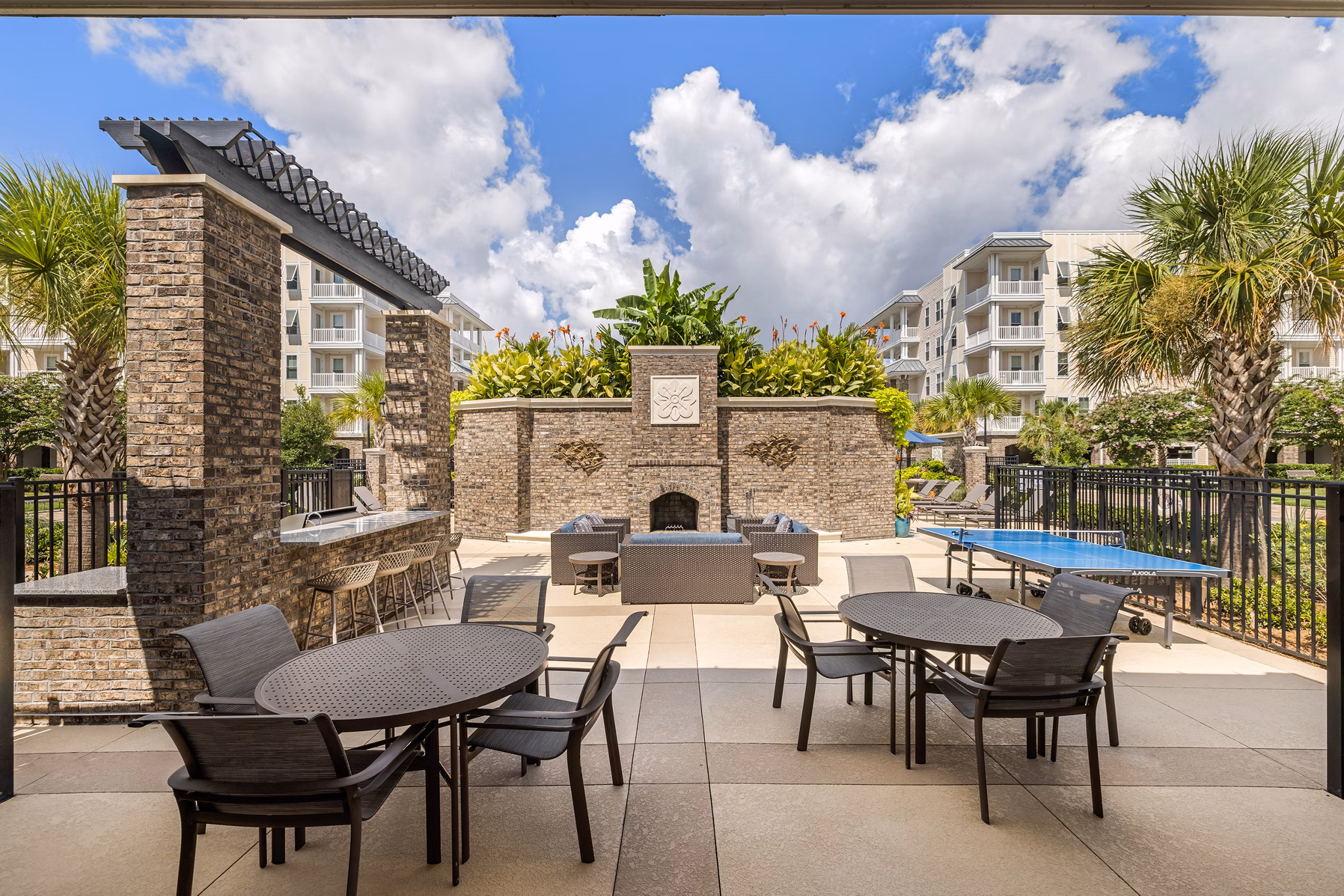 Tranquil courtyard with lush greenery at Bridgeside at Patriots Point Apartments