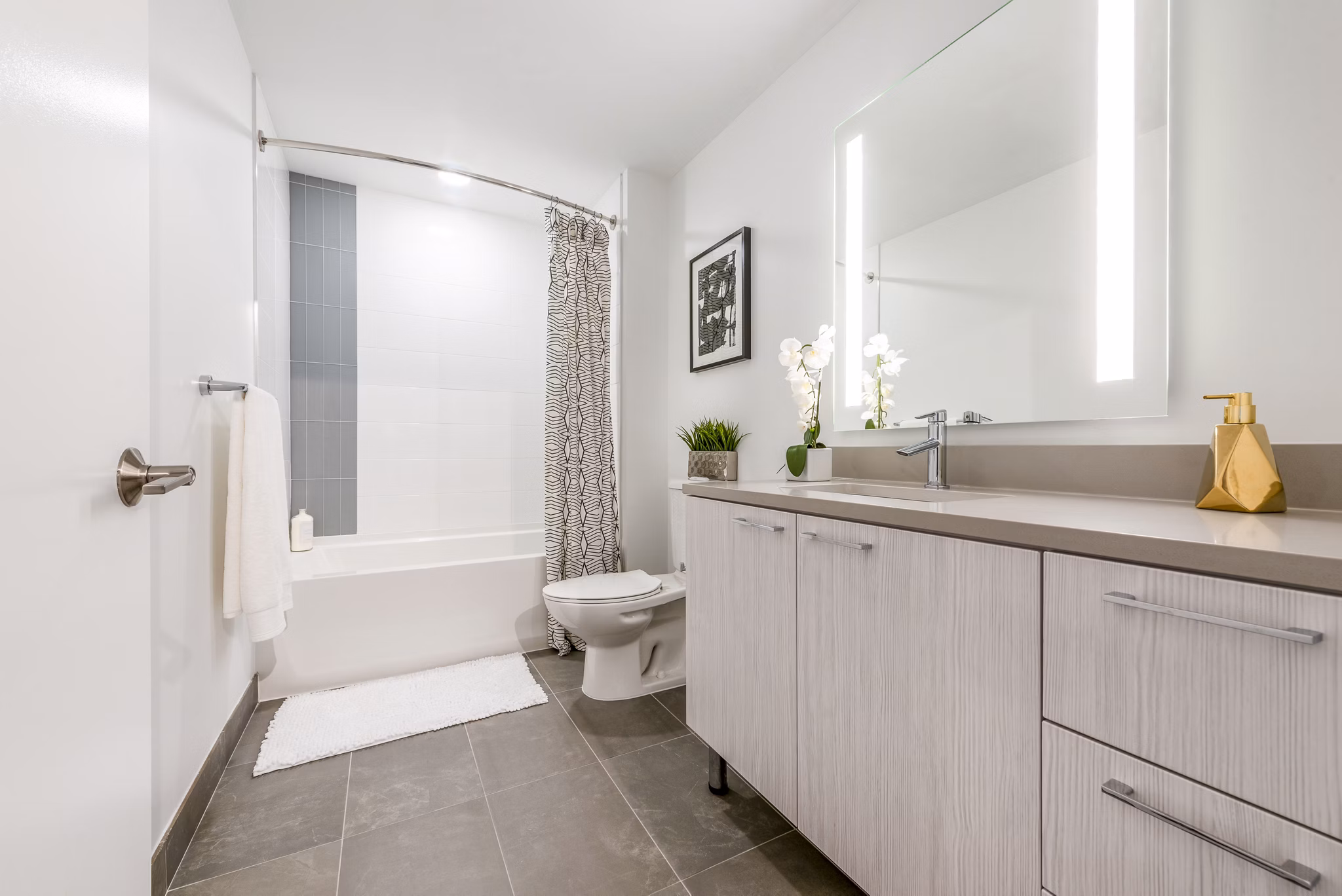 bathroom at ORE 82 Apartments