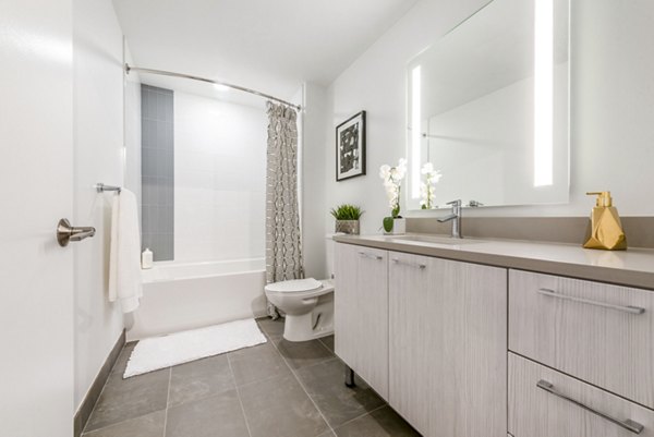 bathroom at ORE 82 Apartments