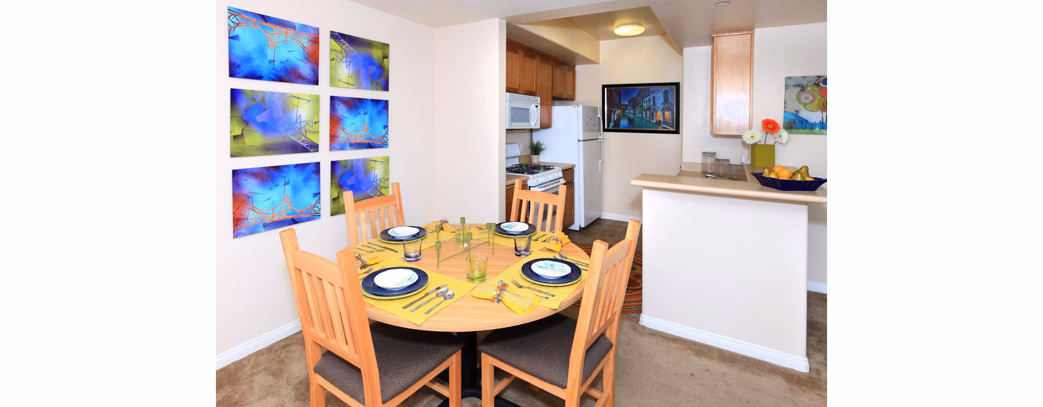 dining room at Tuscany Apartments