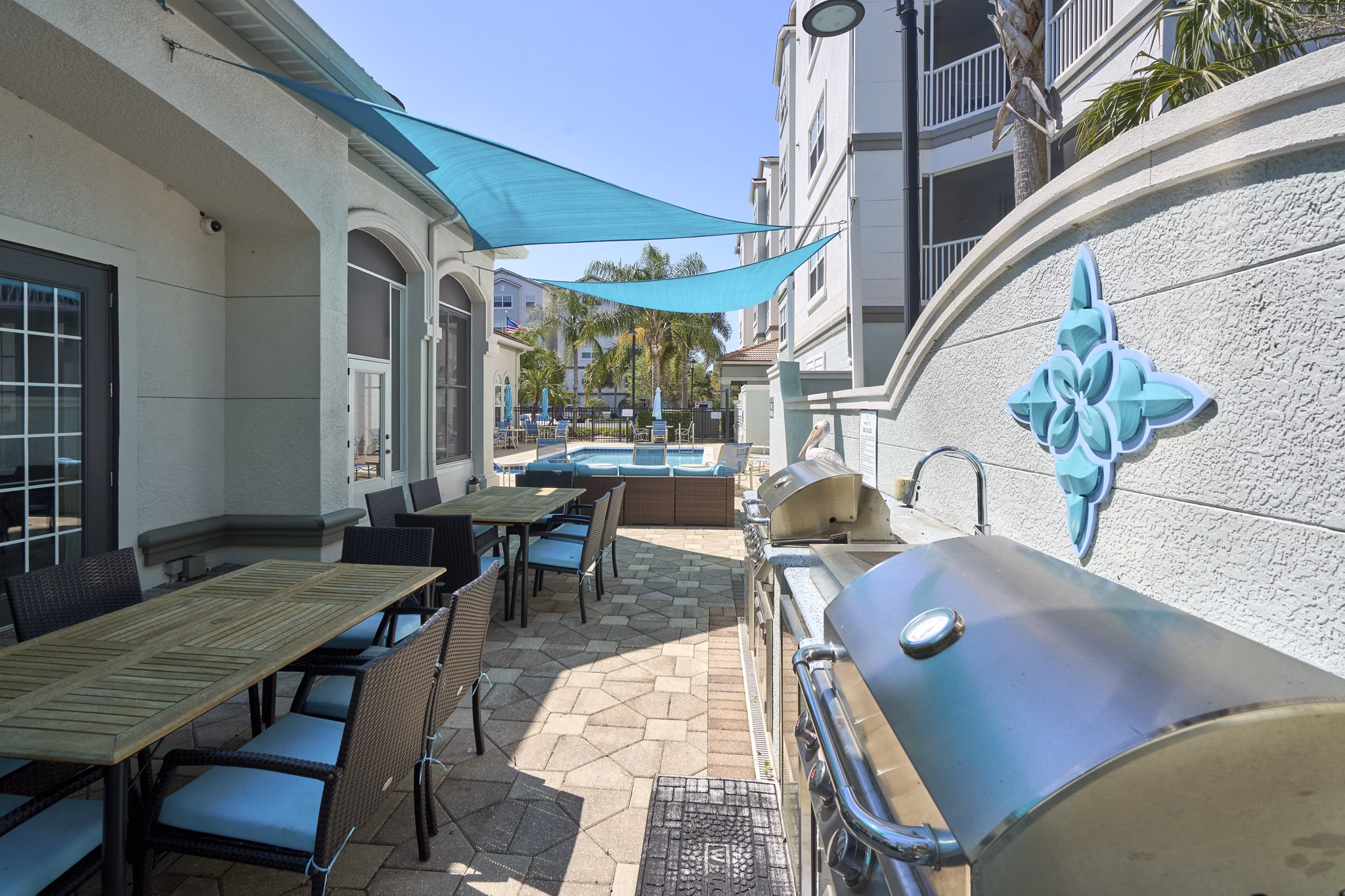 Arietta Apartments: Outdoor grill area on spacious patio for leisure and dining