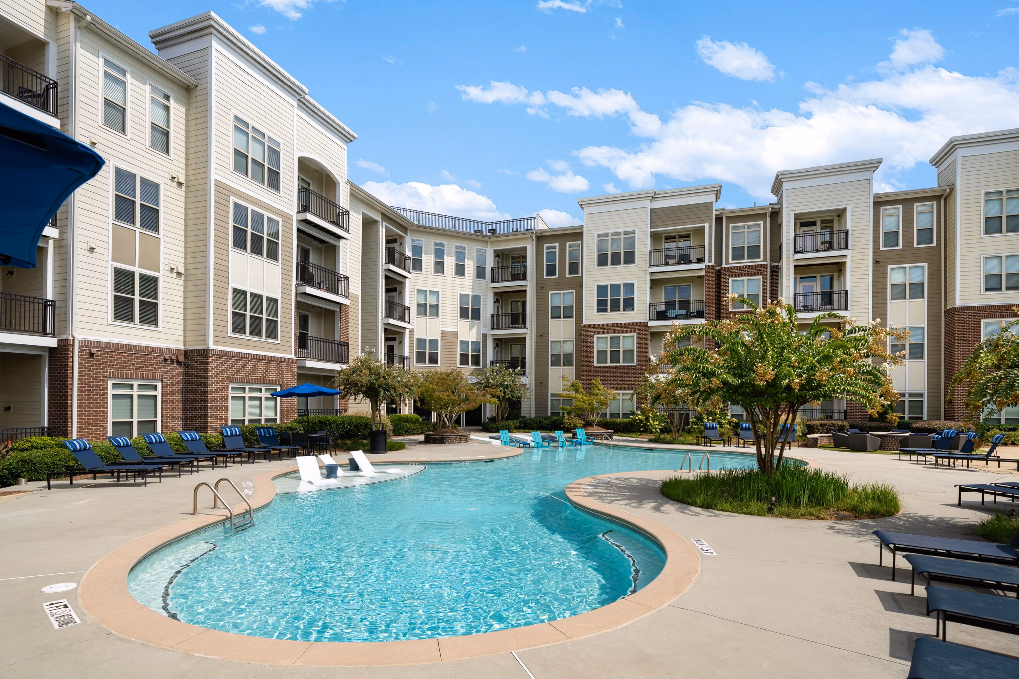 exterior at 400 Belmont Apartments 