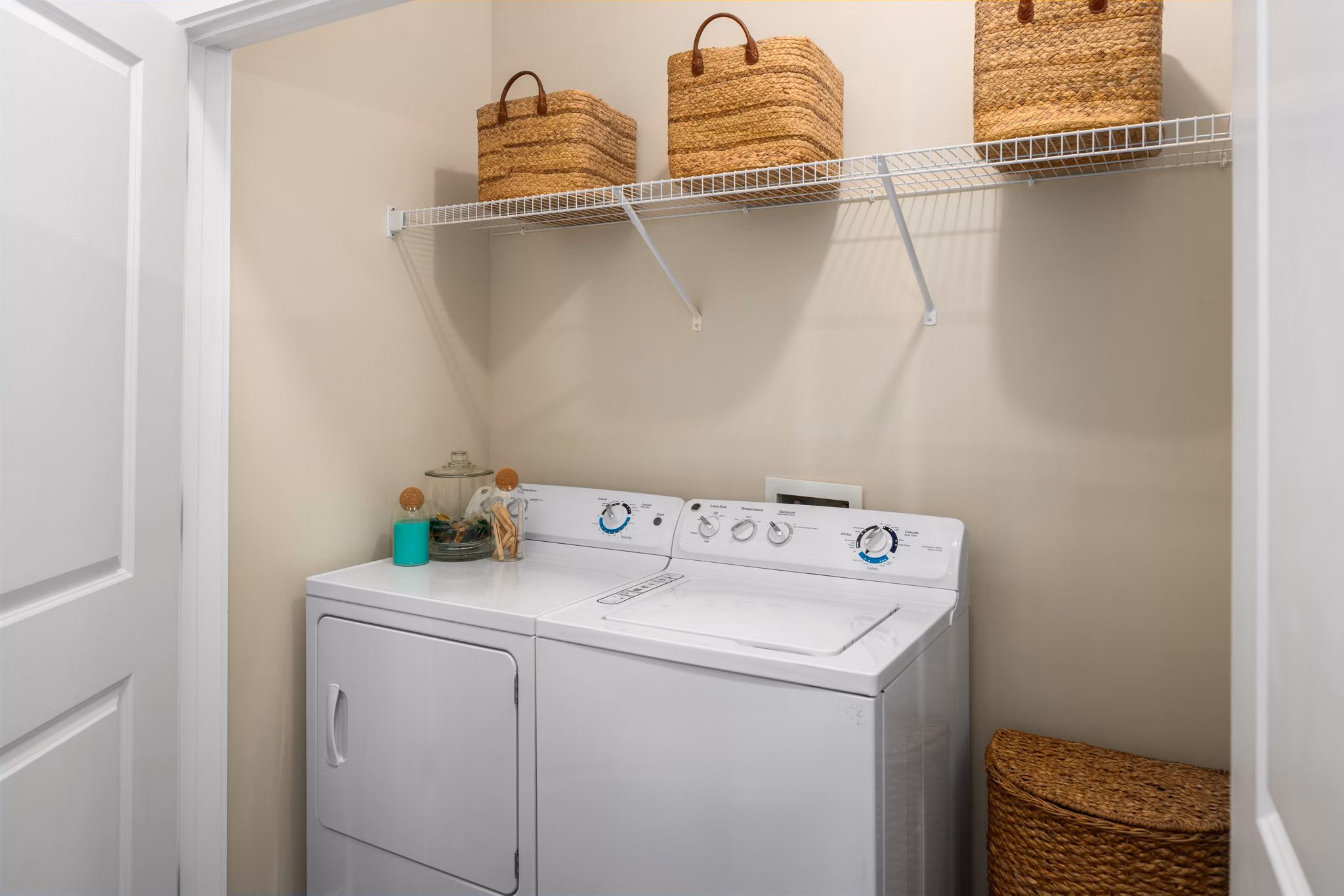 laundry room at 400 Belmont Apartments 