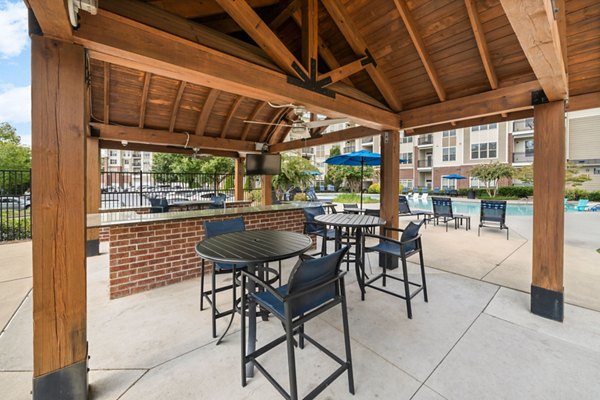 patio at 400 Belmont Apartments 