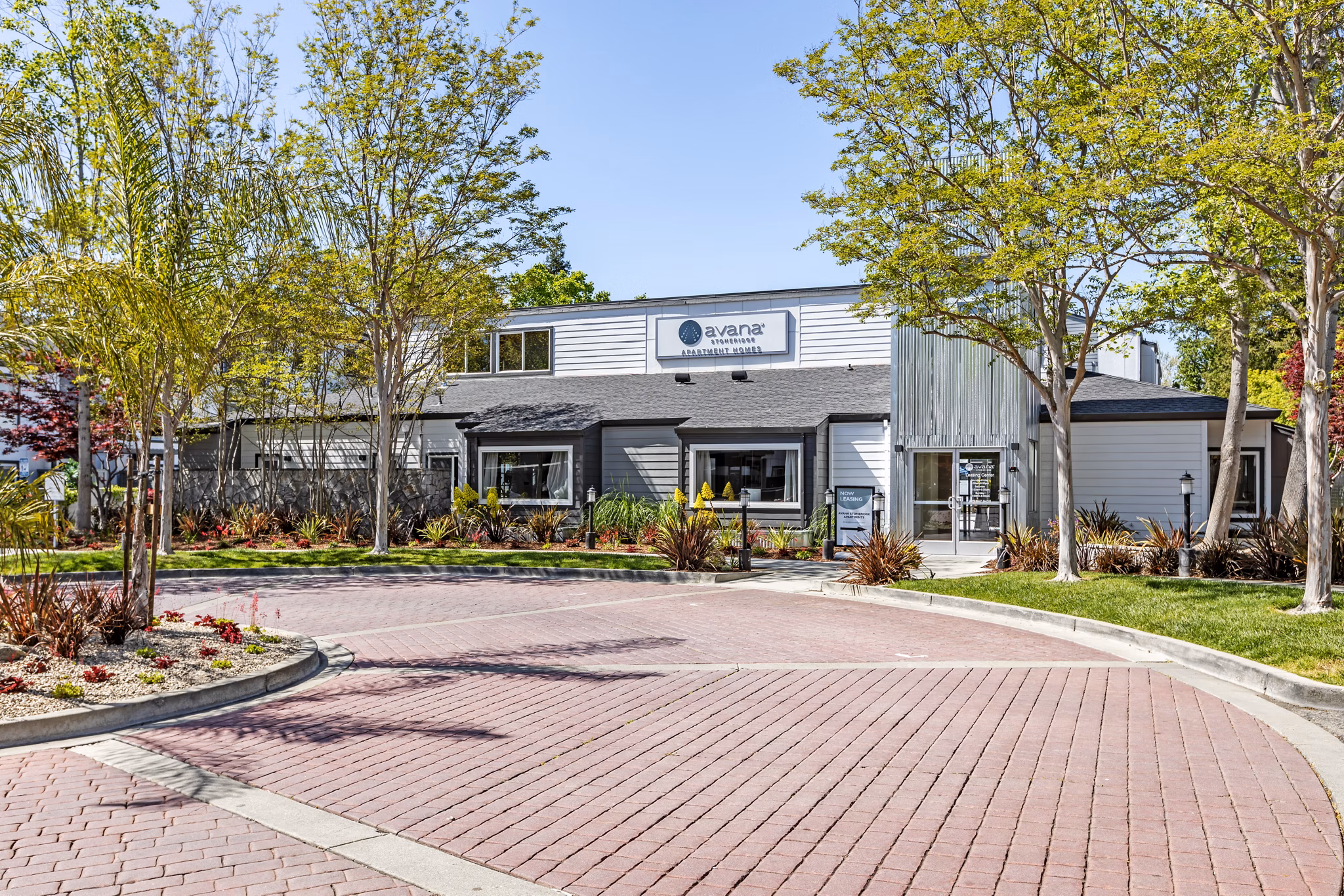 Avana Stoneridge: Elegant of luxury apartments in pleasant community, showcasing modern architecture and lush green surroundings