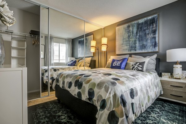 Cozy bedroom with stylish decor at Avana Stoneridge Apartments, designed for comfort and luxury living