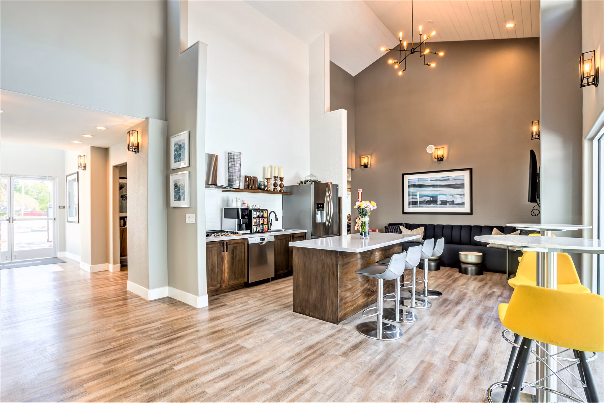 Clubhouse featuring modern design and cozy seating at Avana Stoneridge Apartments