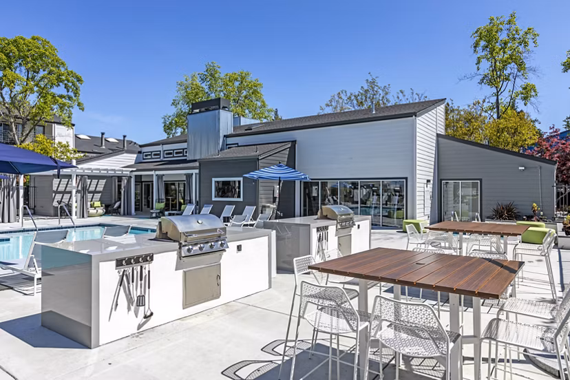 Outdoor grill area with modern seating at Avana Stoneridge Apartments, perfect for social gatherings and leisure activities
