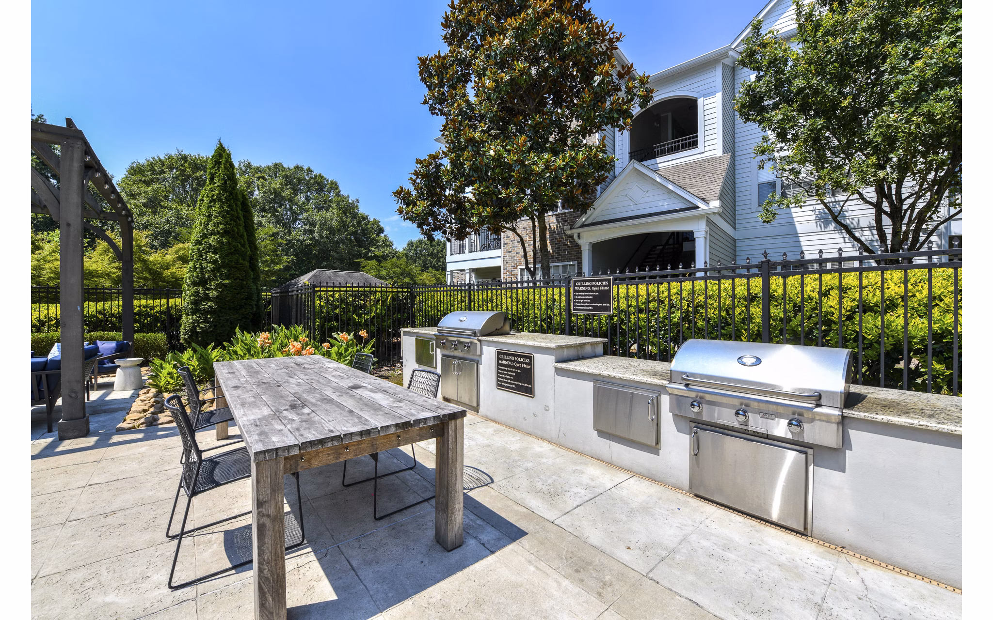 Patio with stylish outdoor seating at Avana North Point Apartments, luxury living in Alpharetta