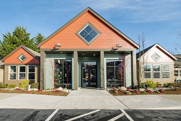 Avana One Six Four: Elegant of luxury apartment complex with landscaped gardens in Houston