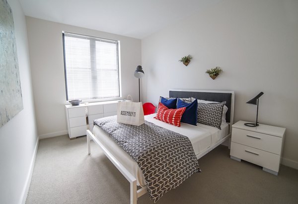 Bedroom featuring modern design and stylish furnishings at Montaje Apartments