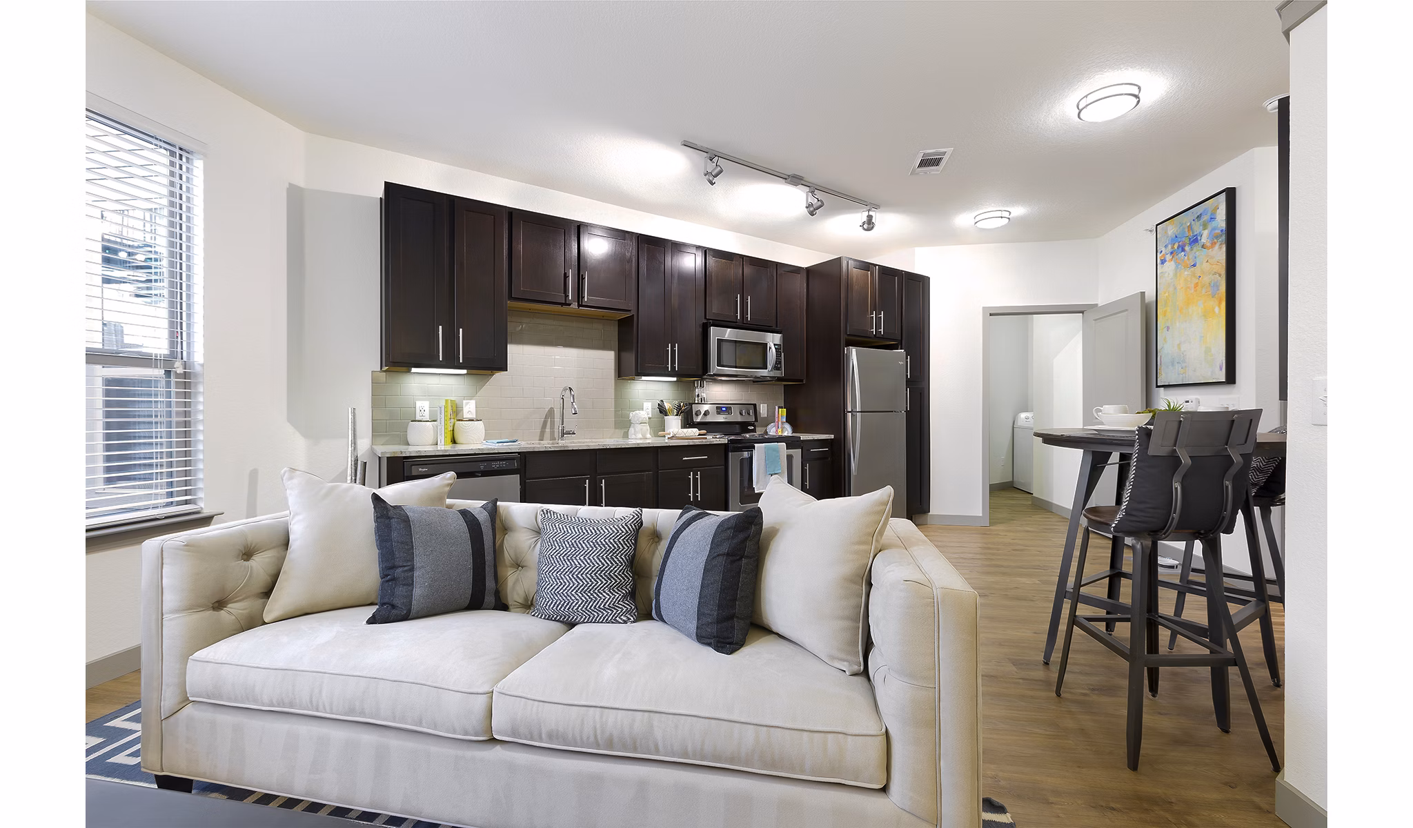 Spacious living room with modern decor and natural light in West Koenig Flats Apartments, ideal for relaxing and entertaining