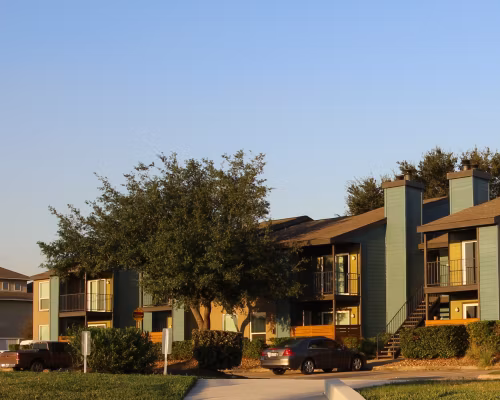 CP Waterfront Apartments: Scenic waterfront view luxury apartments in Columbia