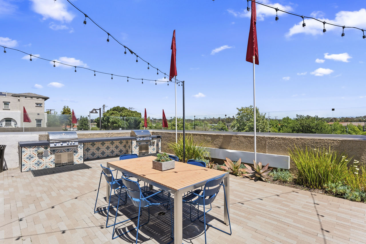 Grill area at Solaire Apartments (1 of 2)