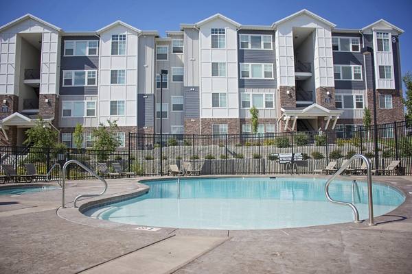 pool at Rockledge at Quarry Bend Apartments