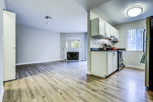 dining room at Onyx Apartments