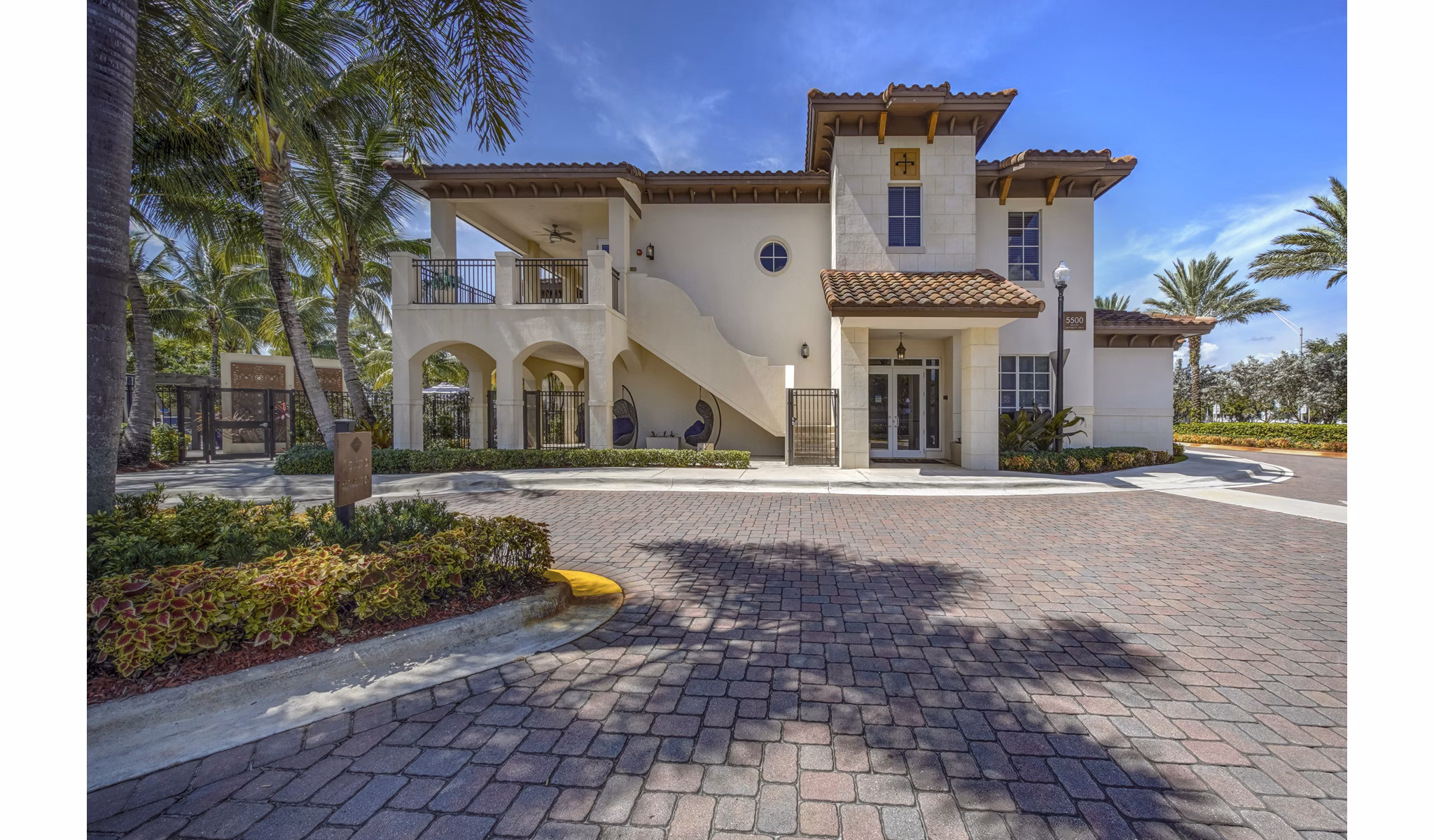 Solle Davie: Luxury apartment at sunset in a vibrant Davie neighborhood