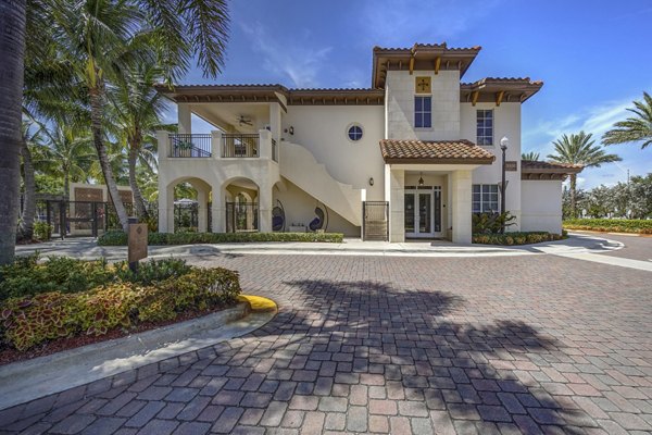 Solle Davie: Luxury apartment at sunset in a vibrant Davie neighborhood