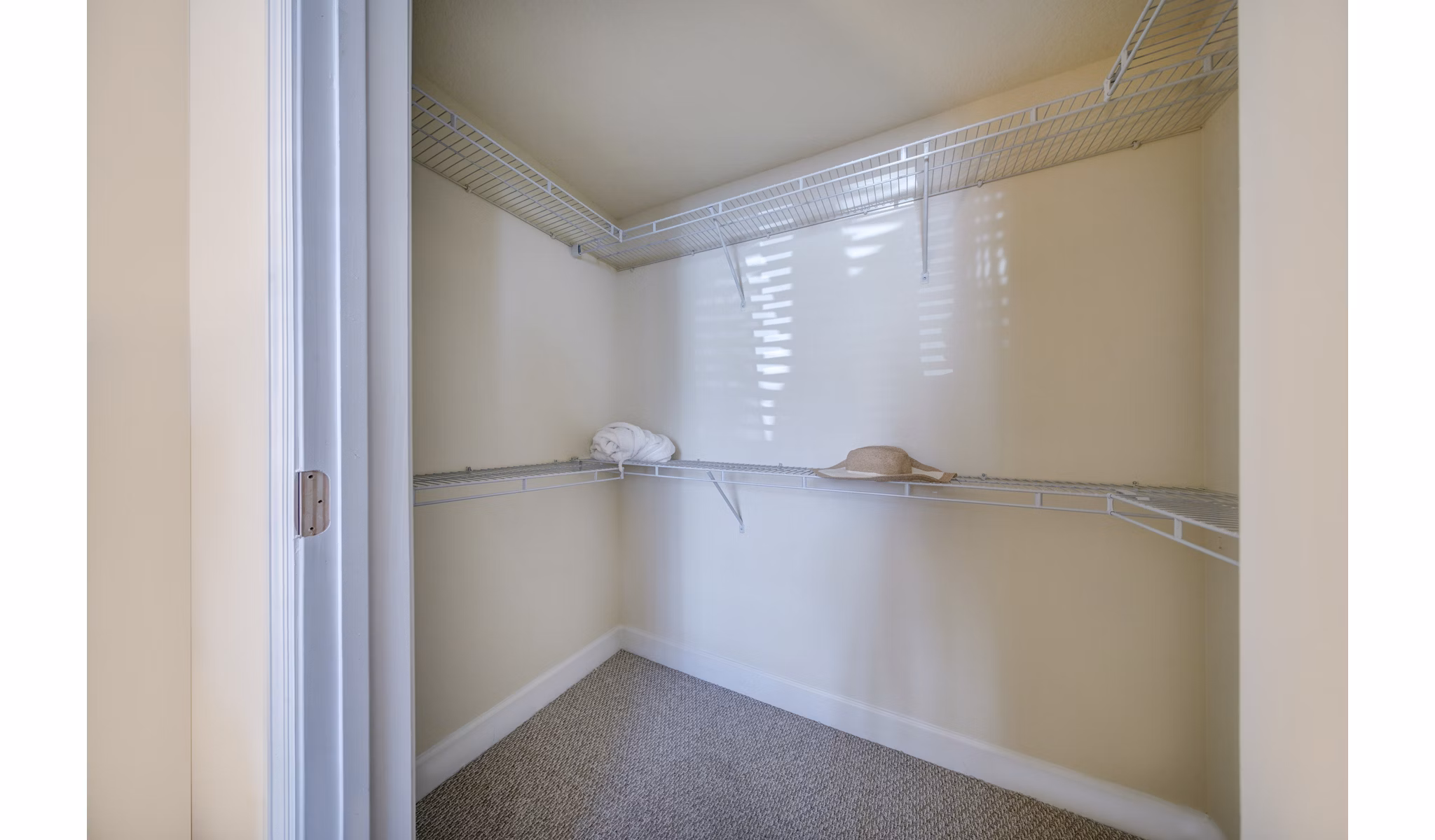 Solle Davie Luxury Apartments: Walk-in closet with ample storage space