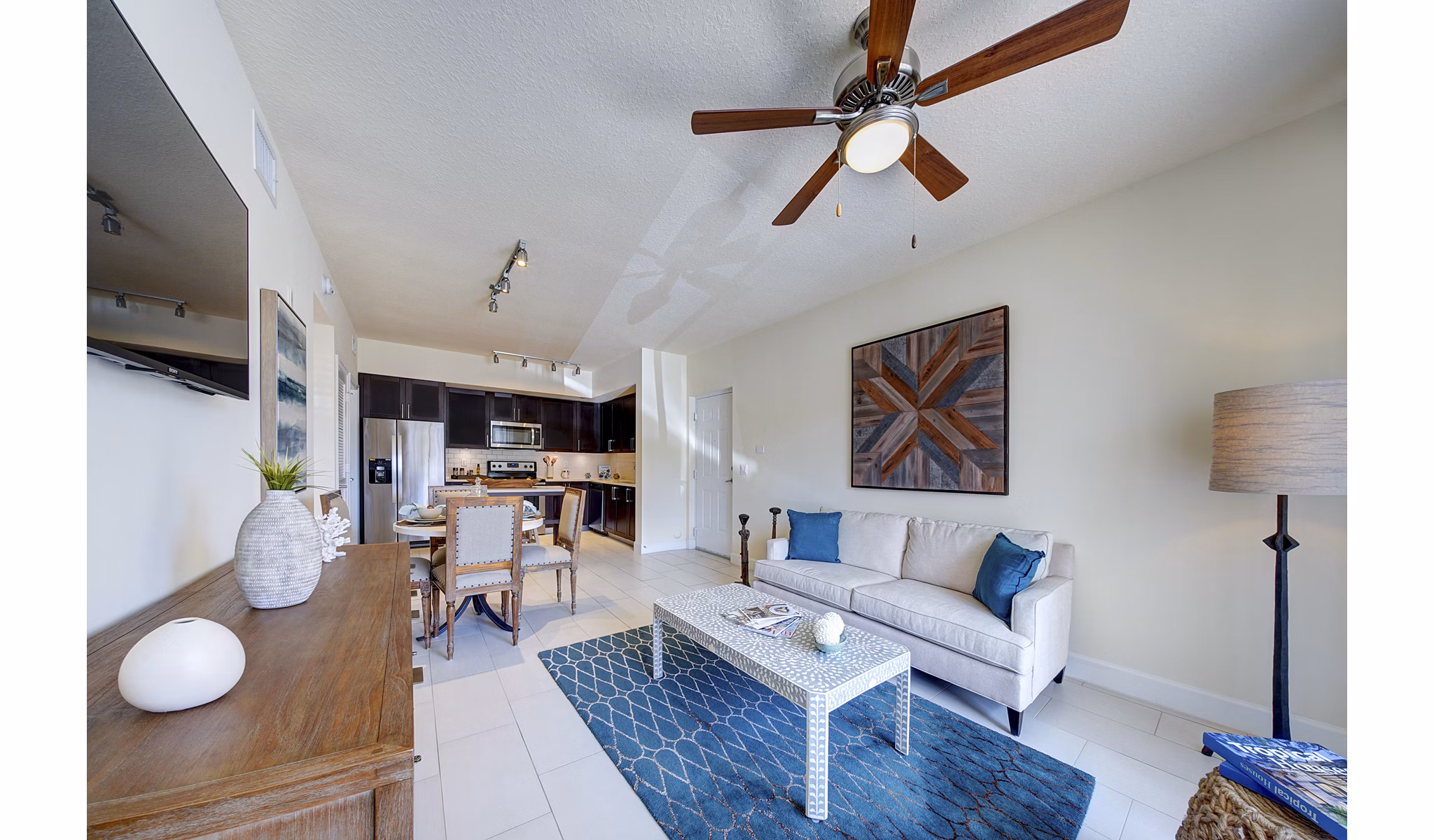 Spacious living room with stylish decor at Solle Davie Luxury Apartments