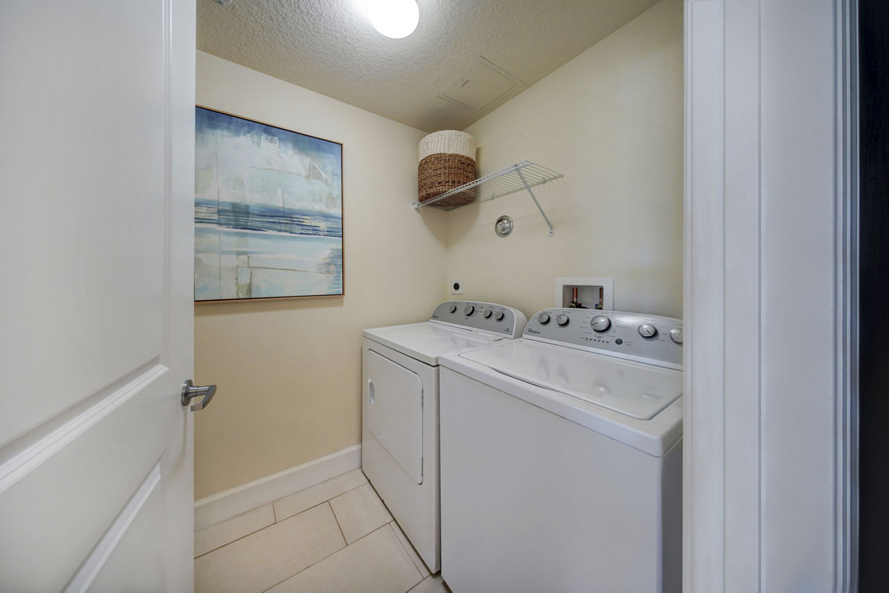 Laundry room at Solle Davie Apartments