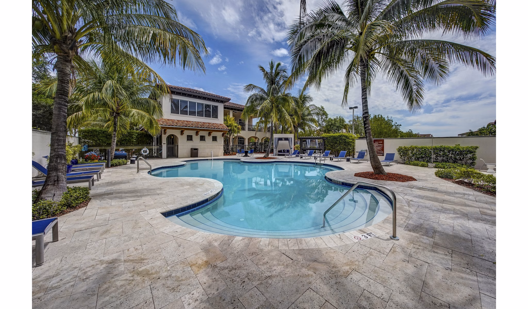 Solle Davie Luxury Apartments: Resort-style pool with lounge areas