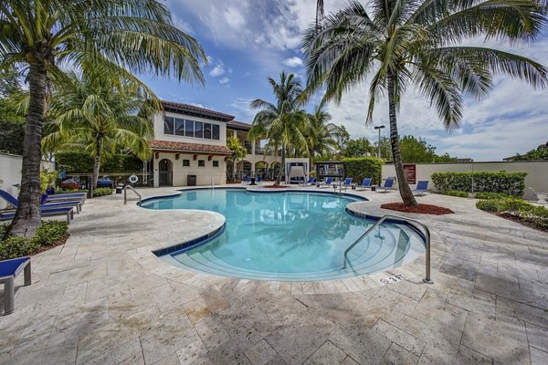 Solle Davie Luxury Apartments: Resort-style pool with lounge areas