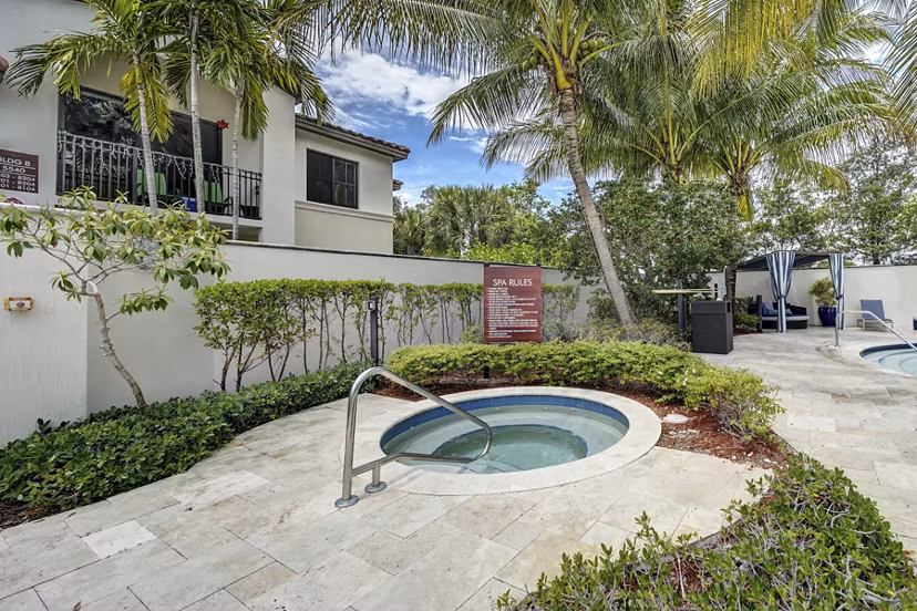 Relaxing hot tub with luxurious jets at Solle Davie Luxury Apartments
