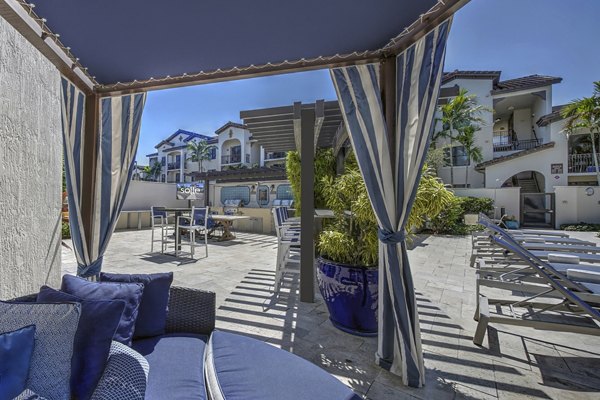 Solle Davie: Tranquil courtyard at luxury apartments with lush greenery