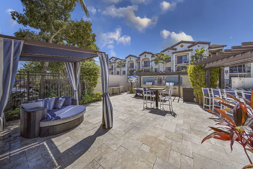 Serene courtyard with lush greenery at Solle Davie Luxury Apartments, perfect for relaxation and outdoor gatherings