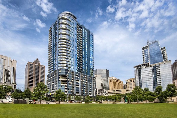 Ascent Uptown Apartments: Stunning luxury high-rise in vibrant Charlotte