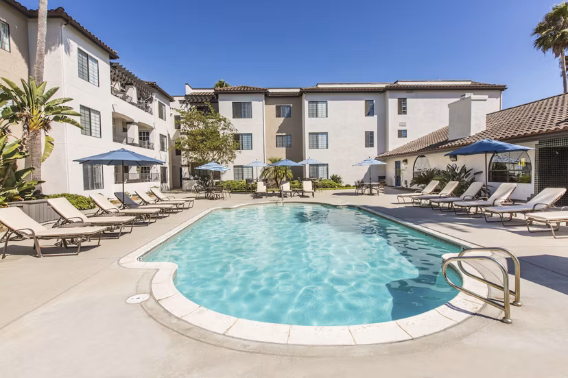 Hacienda Vallecitos Apartments: Inviting pool with lounge chairs in San Marcos