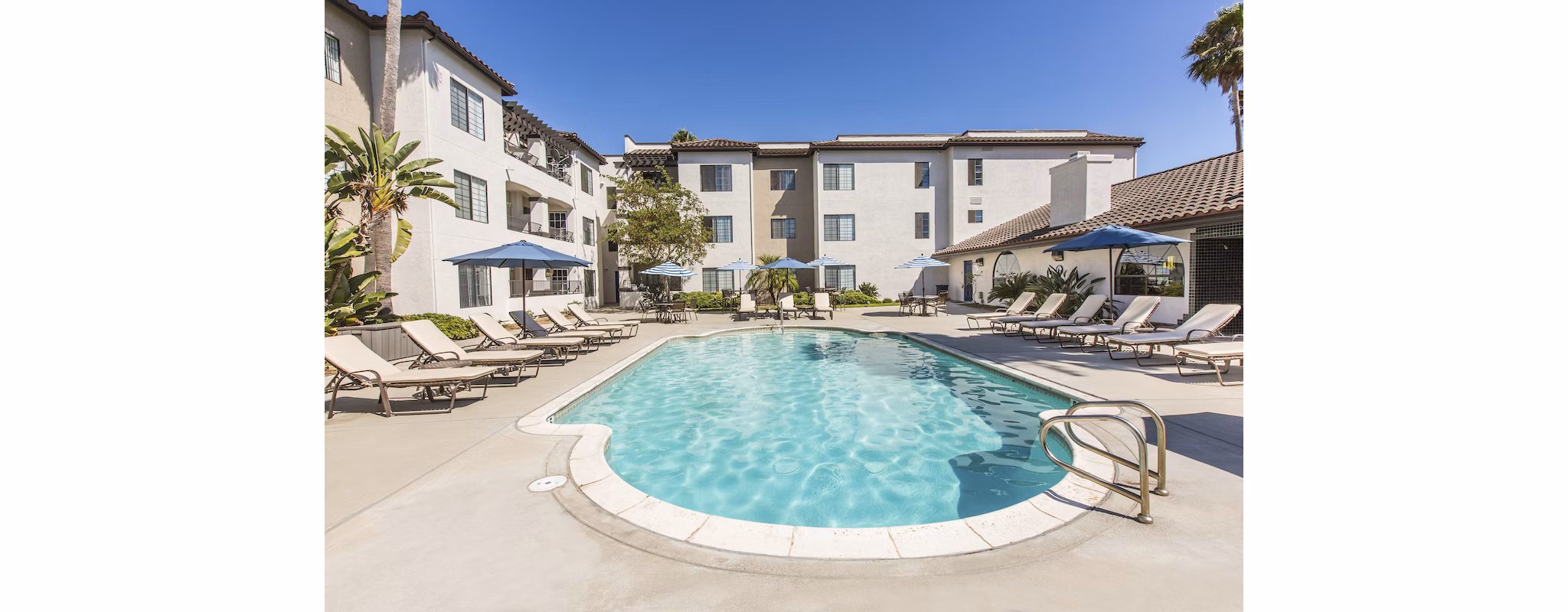 Hacienda Vallecitos Apartments: Inviting pool with lounge chairs in San Marcos
