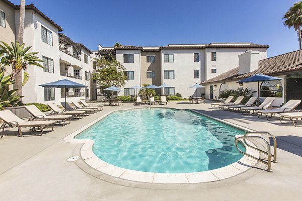 Hacienda Vallecitos Apartments: Inviting pool with lounge chairs in San Marcos