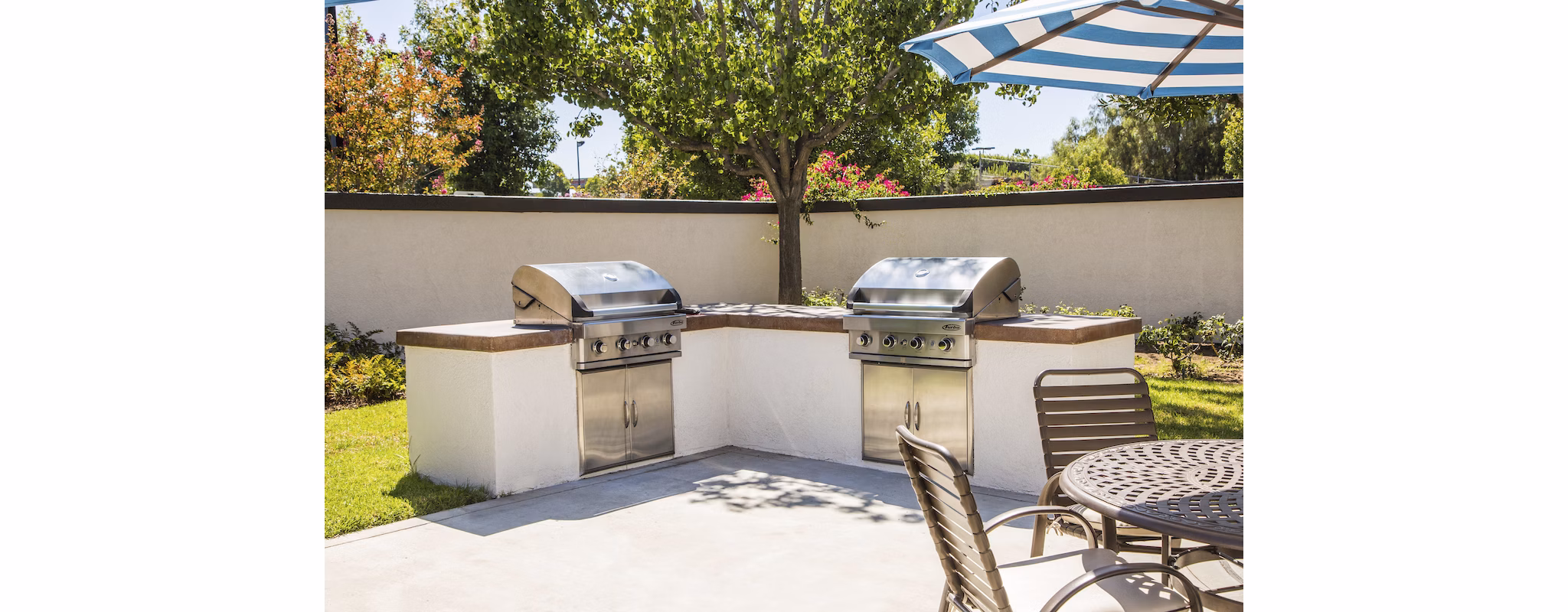 Grill area with modern BBQ facilities at Hacienda Vallecitos Apartments