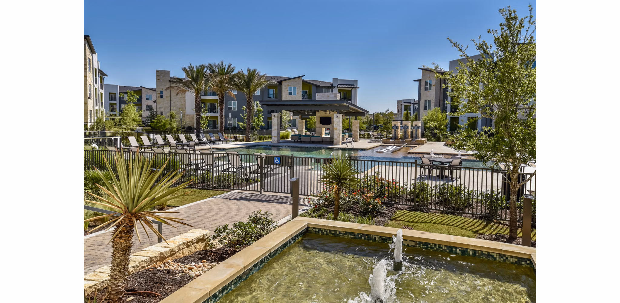 courtyard at Lantower Techridge Apartments