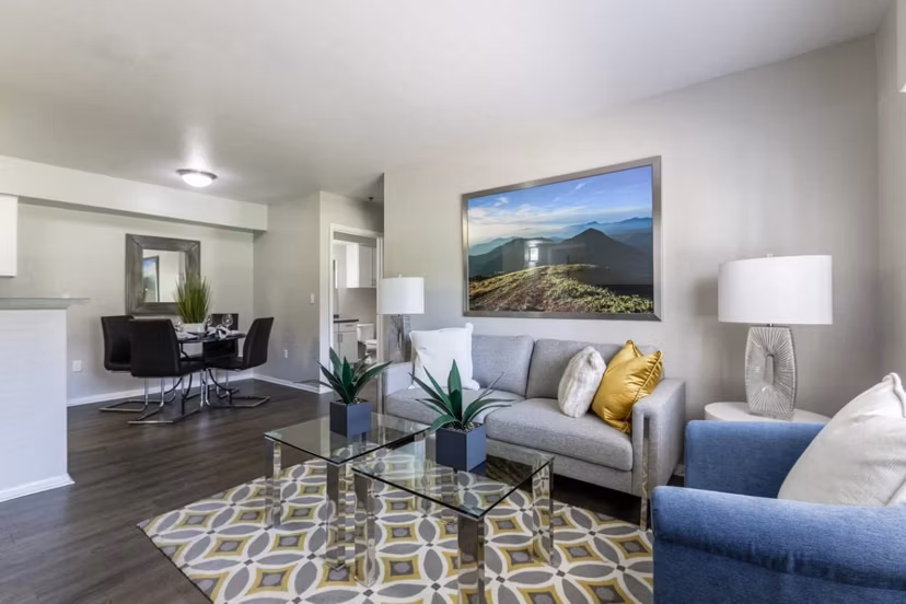Spacious living room with contemporary furnishings at Magnolia Ridge Apartments