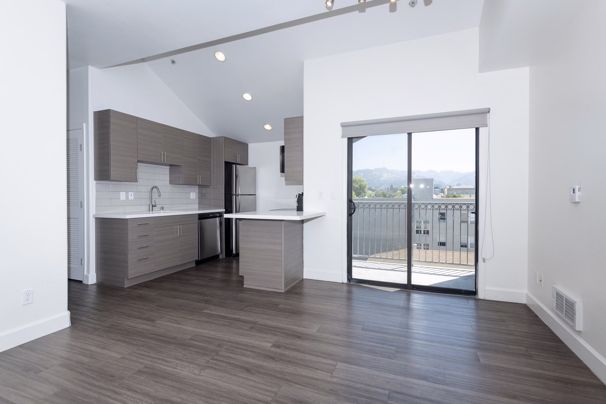 Dining area with contemporary decor in 1122 U Apartments