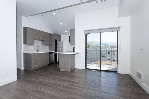 Dining area with contemporary decor in 1122 U Apartments