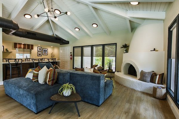 Clubhouse lobby featuring elegant decor and modern seating at Avana at the Pointe Apartments