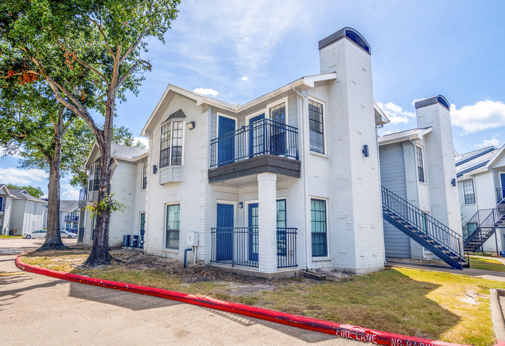 Green Tree Place Apartments: Stylish building at luxury apartments in Dallas