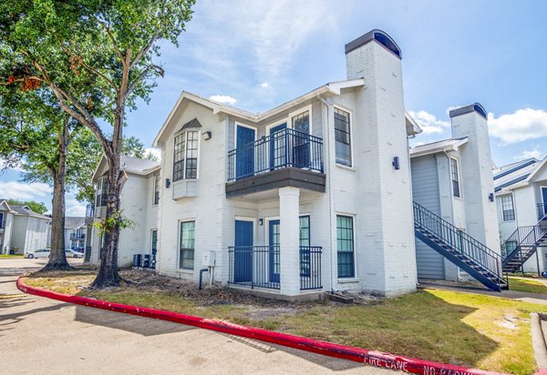 Green Tree Place Apartments: Stylish building at luxury apartments in Dallas