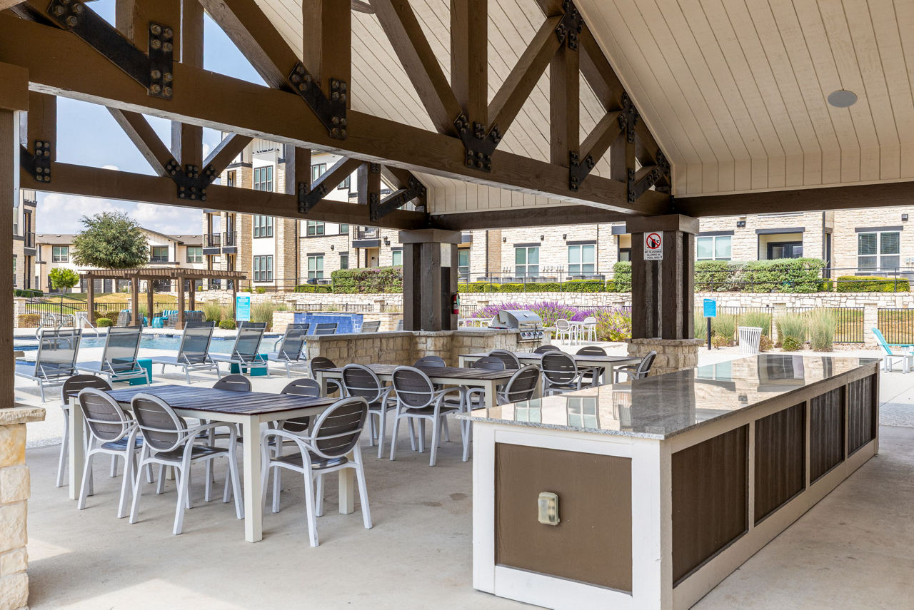 Grill area at Enclave Falcon Pointe Apartments (1 of 2)