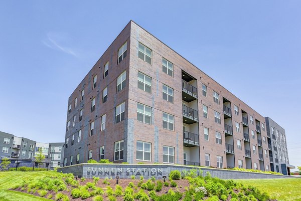 Sunnen Station: Contemporary building at luxury apartments in Maplewood